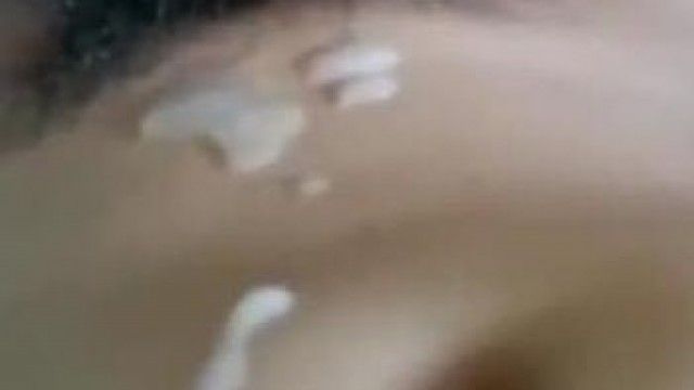 (姐弟亂倫)弟弟的肉棒脹的很難受，幫弟弟全部打出來，再嘗一下味道