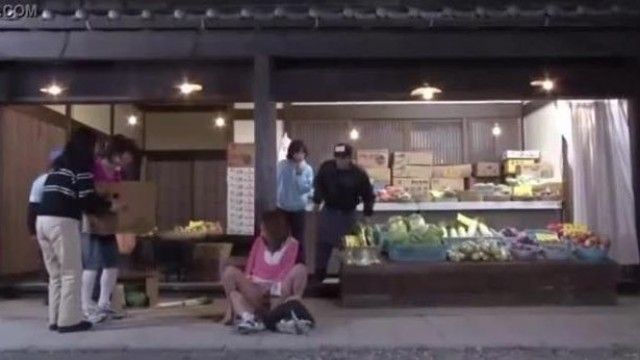 奇蹟的插入，不小心滑倒，結果竟然被兒子的肉棒插入，和兒子在路邊就搞起來