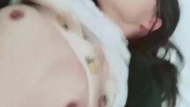 清純眼鏡妹子第一次和男朋友開房開始還不好意思