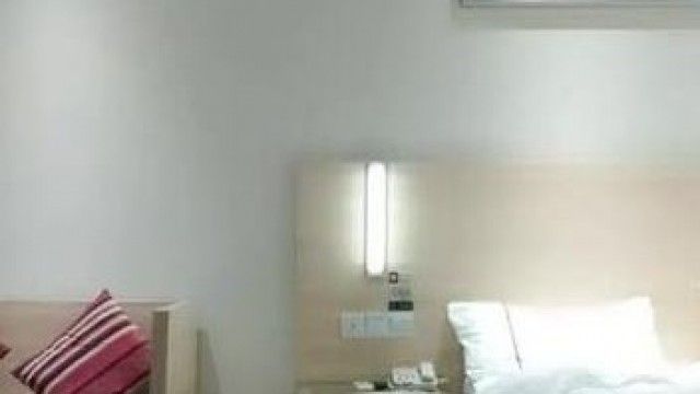 真實戶外勾搭沙灘男開房啪啪號稱逼肉有三層爽的小哥速插快射高清