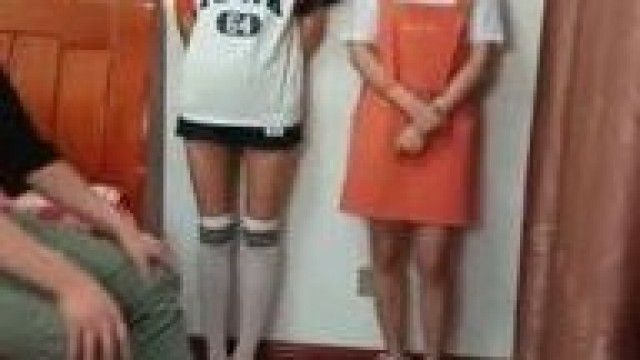 2人の女子生徒は全裸で借金を払えず、生配信中に乱暴に犯され、苦痛なのか快感なのかも分からずに絶叫していた。