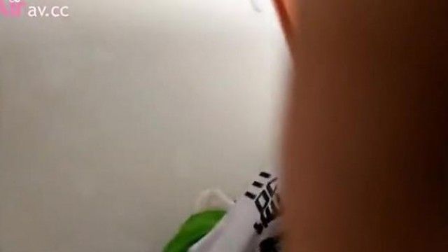情侶打炮自拍學生妹女友穿校服挑逗要我給他痛快
