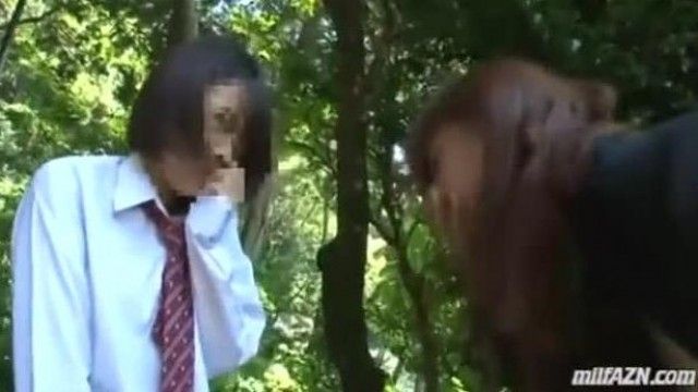 先生がクラスメイトの男子にマンコを犯されているのを見てしまいました～先生は思わず潮吹きしてしまいました。