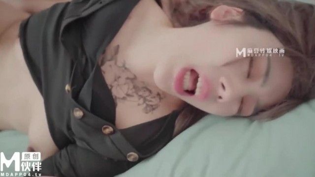 【麻豆传媒】LY025 欲望少妇诱骗儿子同学 雯茜