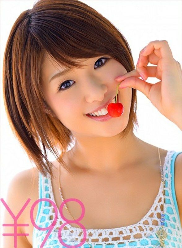 みぃななちゃんの作品をお手頃価格で！筆おろしセックス。騎乗位で合体、ゆっくり動いて感触を確かめてから早い腰使いでイク。背面騎乗で結合部をみせながら動くとイッちゃう童貞クン。2回戦の正常位で腰振る童貞クン、最後はフェラと手コキで夢の顔射 川上奈々美 無修正