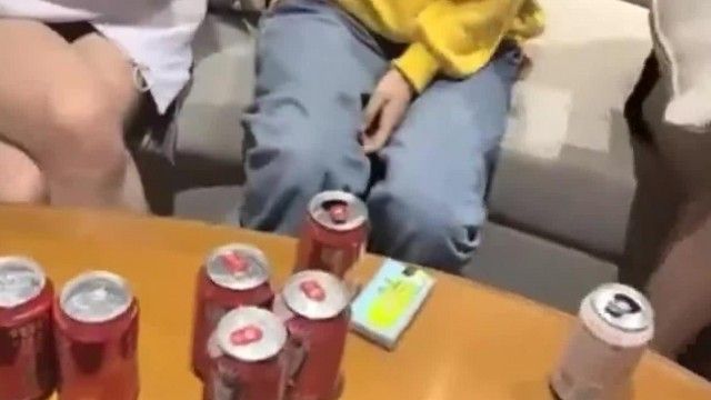 一男三女劃拳賭脫衣服脫的差不多然後3P互相幹起來陌生妹子照樣乾