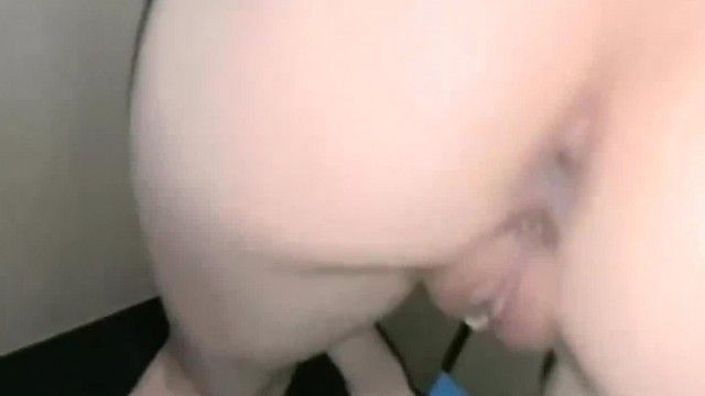 商场厕所啪啪，蹲着口交脱掉翘起屁股后人抽插