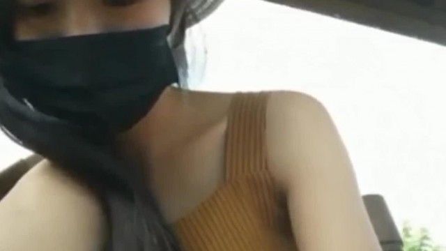 漂亮气质美女主播约粉丝到景区凉亭野战听着女主播的呻吟忍不住不小心内射了