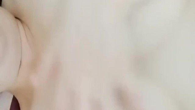 后妈好骚突袭在睡觉的儿子，把鸡巴从内裤里拿出来口交，鸡巴好硬提枪就干，直接射嘴里浴室洗逼