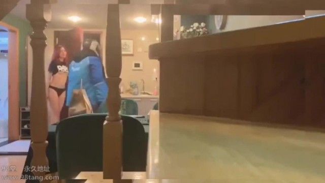 骚模【阿朱】勾引饿了麽小胖，你摸我奶子就让你走，我手裏还有单子，轻轻亲胖子一口，胖子紧张得喘不过气太怂了！