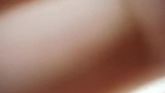 간소한 방갈로에서 황홀한 표정으로 패스트푸드를 먹는 '사촌 빈곤퇴치 거리소녀'를 몰래 촬영한 야외 매춘부