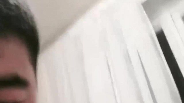 ロシアの銀髪美女と絡み、コンドームもつけずに彼女の無毛マンコを犯される