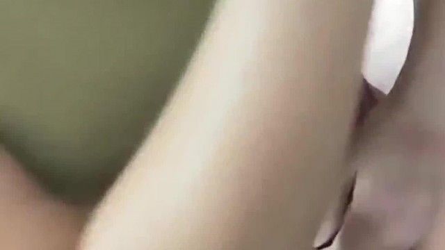 合租女室友身材不错勾起欲望之火半推半把她上了操出感觉主动跪舔J8最后口爆吞精