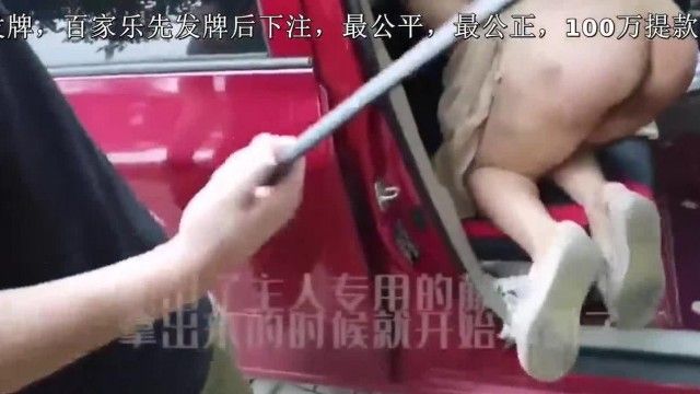 Twitter Master DOM - A bitch who failed to go to the countryside to express condolences exposed herself on the roadside in the city and asked a young man to have sex in the street