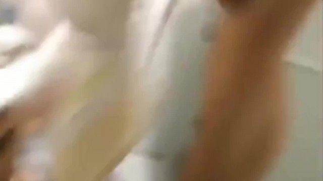 여신 같은 기질을 지닌 섹시하고 키가 큰 미녀 앵커는 팬 네티즌과 1,000위안을 내고 섹스를 해달라고 요청받았고, 한 번은 그녀의 집에 가서 섹스를 했고, 미녀가 떠나기를 원하지 않았다. 샤워하고 다시 그녀와 섹스했습니다.