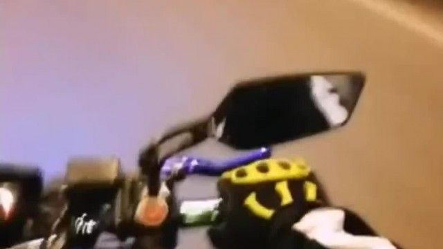 户外高能网红美女主播【调皮】广场酒吧搭讪飚车党黄毛小伙到厕所啪啪