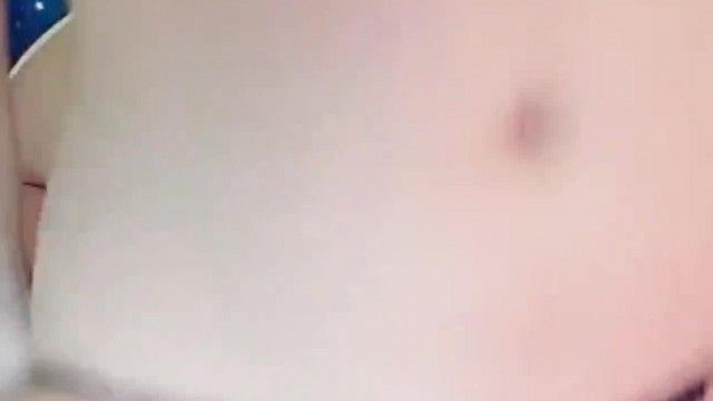 顏值很高的大奶妹全程露臉直播，大奶子很誘人道具插入騷逼自己上下抽插，大奶子晃動特寫騷逼水很多，看著就想草