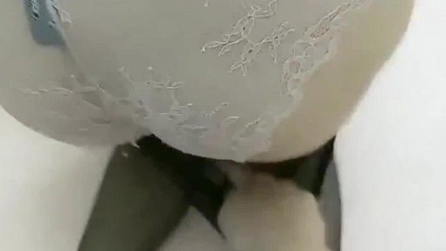 性感黑丝制服美女为几万块房款遭男房主调戏，开始扭扭捏捏不愿意，被隔着内裤摸了几下骚逼就完全失守了