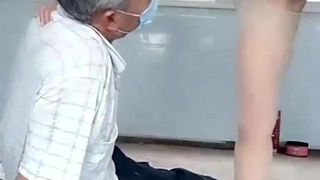 騷氣女主播鄉間勾引兩個放牛的老頭，絲襪3P乾屁眼，完了還不滿足自慰一番