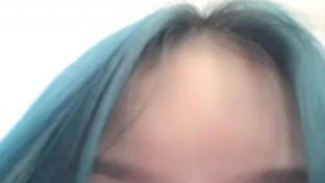 矯正器具をつけたエッチな青い髪の女の子が、マンコにバイブを差し込んで喘ぎ声をあげています。