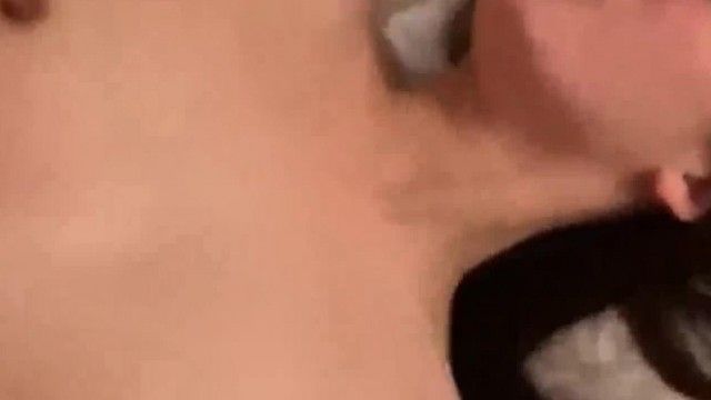【流出資料】セックス中のカップルの自撮り写真が流出 美女の顔は紅潮し、とても満足そうな表情だった。