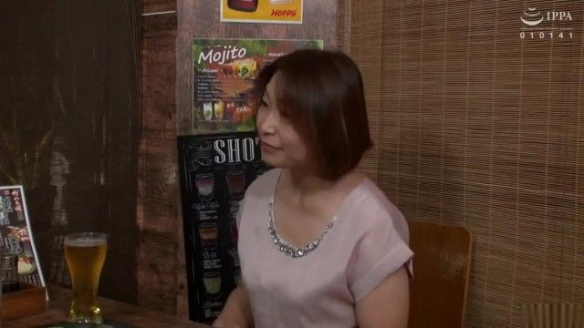 ``What are you planning to do by getting an old woman drunk?'' I targeted a mature woman who was drinking alone at an izakaya overflowing with young men and women, and seduced her and took her home! The dry body of an amateur wife who is feeling lonely and frustrated gets wet! ! VOL.34 (Chuji Seiko version)