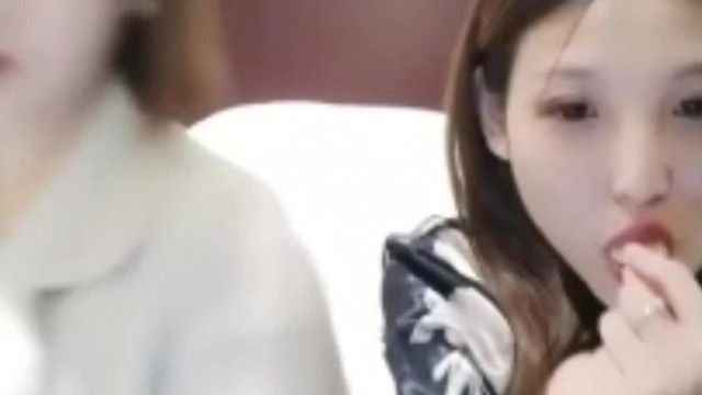 小可爱平台(原卡哇伊)姐妹主播我甜透了直播秀 椅子上床上激情自慰 十分诱人