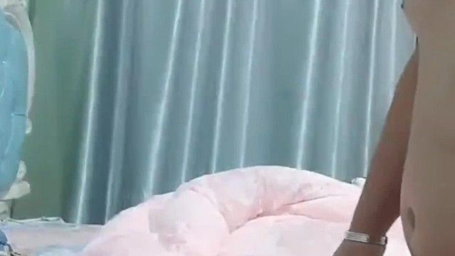 爸爸的小骚货黑丝诱惑，主动上位求插AV棒调情，表情够骚叫声淫蕩，高潮不断
