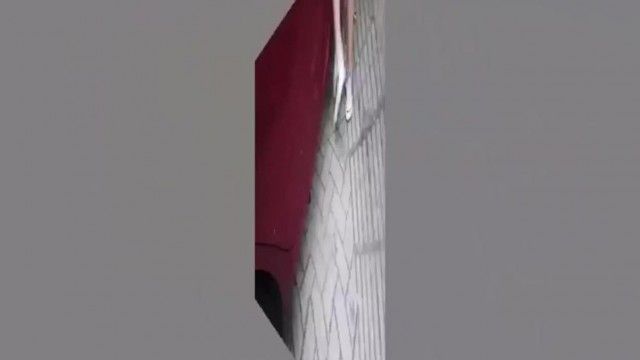 妹子大白天挑战在长沙市区街边吃棒裸体开车超刺激那对木瓜奶超爱不知道有没有被拍到