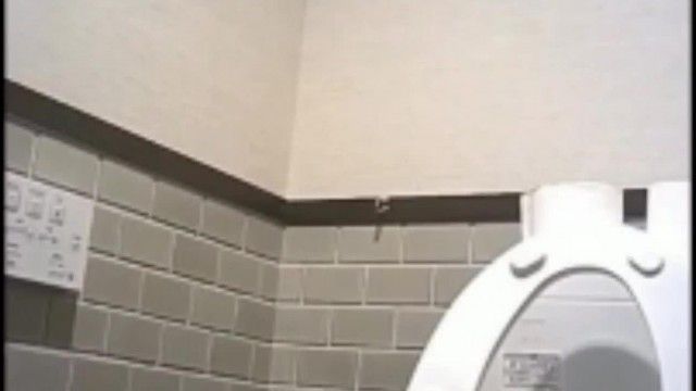 外站新流出潮流商场坐厕偷拍美女性感的逼毛黑丝美女脚被高跟磨破了贴止血贴