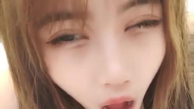 颜值嫩妹让草嘴，摆起姿势乳交射奶淫荡刺激