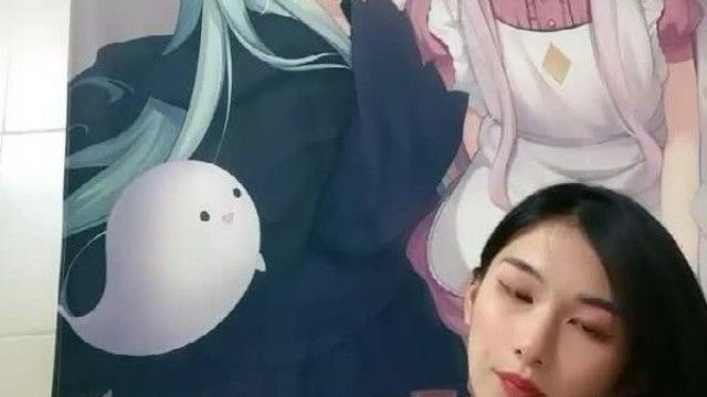 女僕裝模特兒身材黑絲妹子，第一個視角全裸自慰，毛毛很多，大陰唇蝴蝶逼